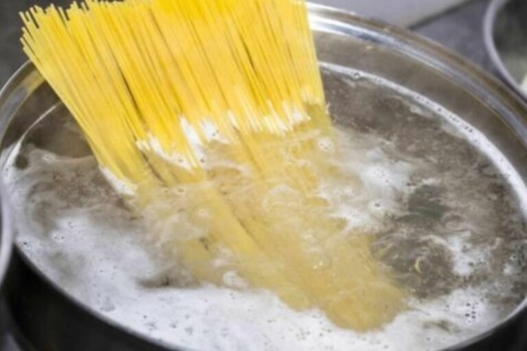 Sal na água do macarrão